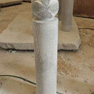 浙江 芝麻白花岗岩石材挡车石柱、停车柱、圆柱挡车柱、方柱挡车柱等