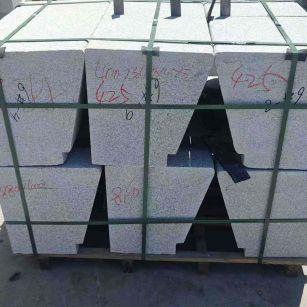 浙江 芝麻白异形坐凳，石凳