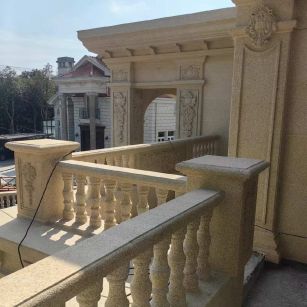 浙江 黄金麻别墅外墙干挂雕花配合阳台栏杆花瓶柱