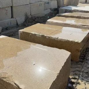 浙江 黄金麻方料堆场洗料分选中，原材料充足