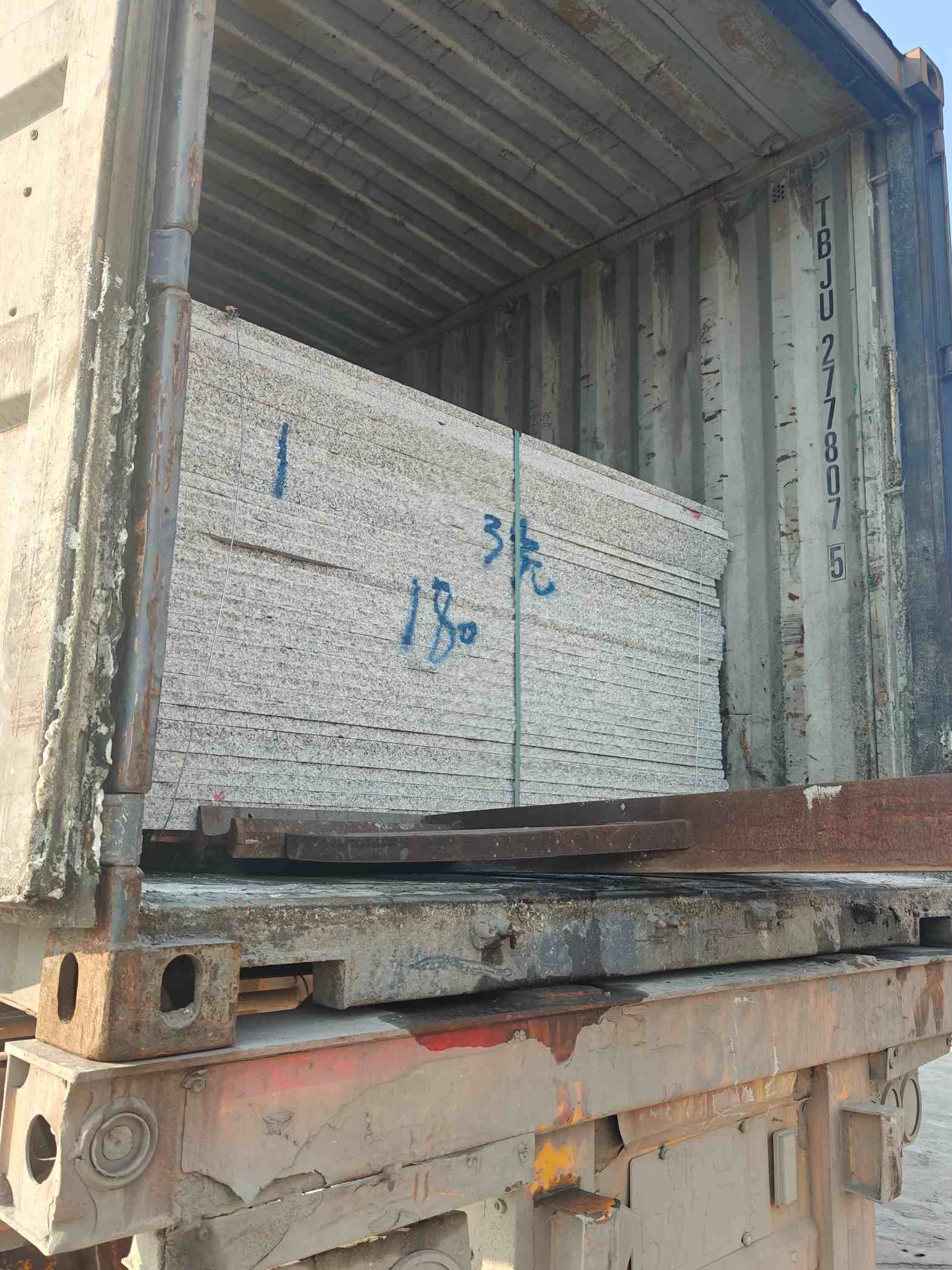 浙江 芝麻白花岗岩石材3.0公分光面毛板装柜出货