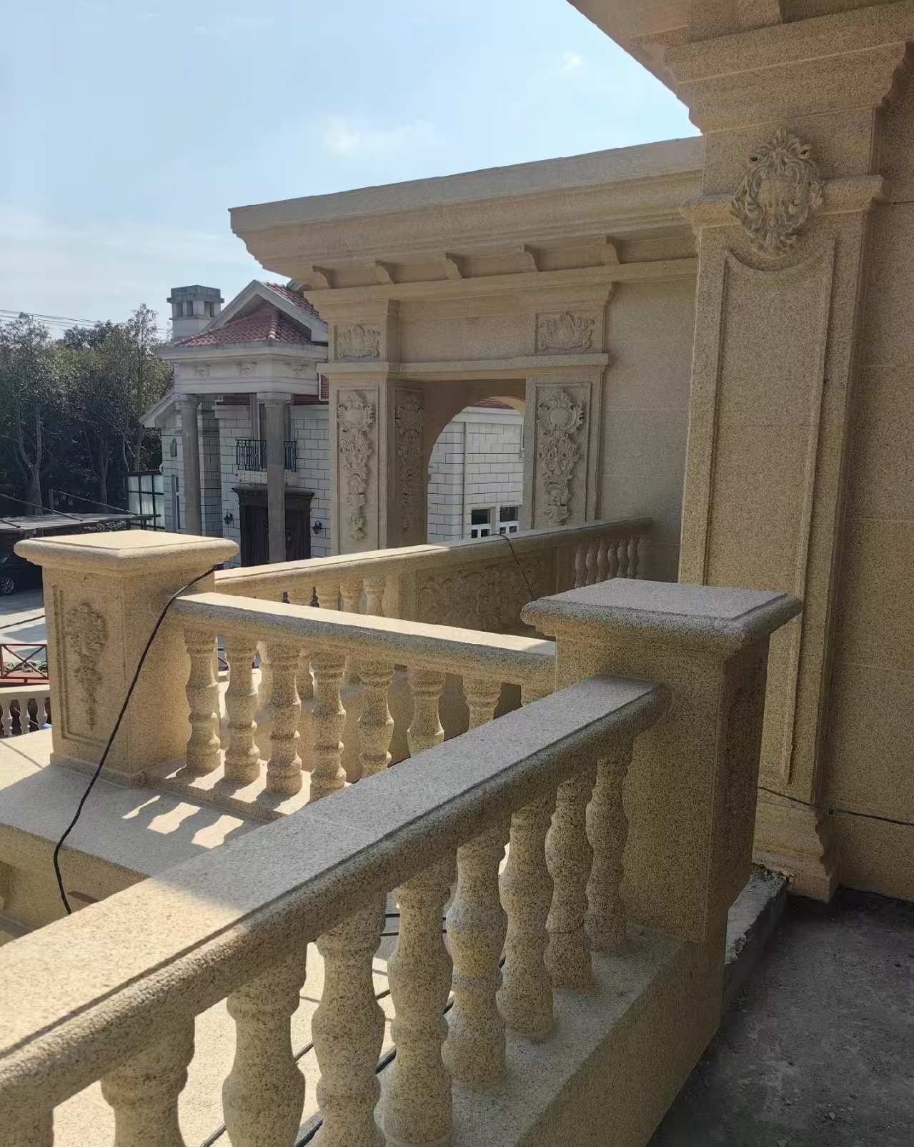 浙江 黄金麻别墅外墙干挂雕花配合阳台栏杆花瓶柱