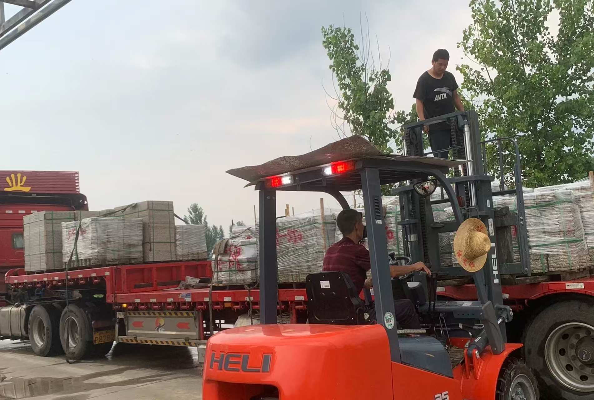 浙江 黄金麻冰裂纹，地铺石装车