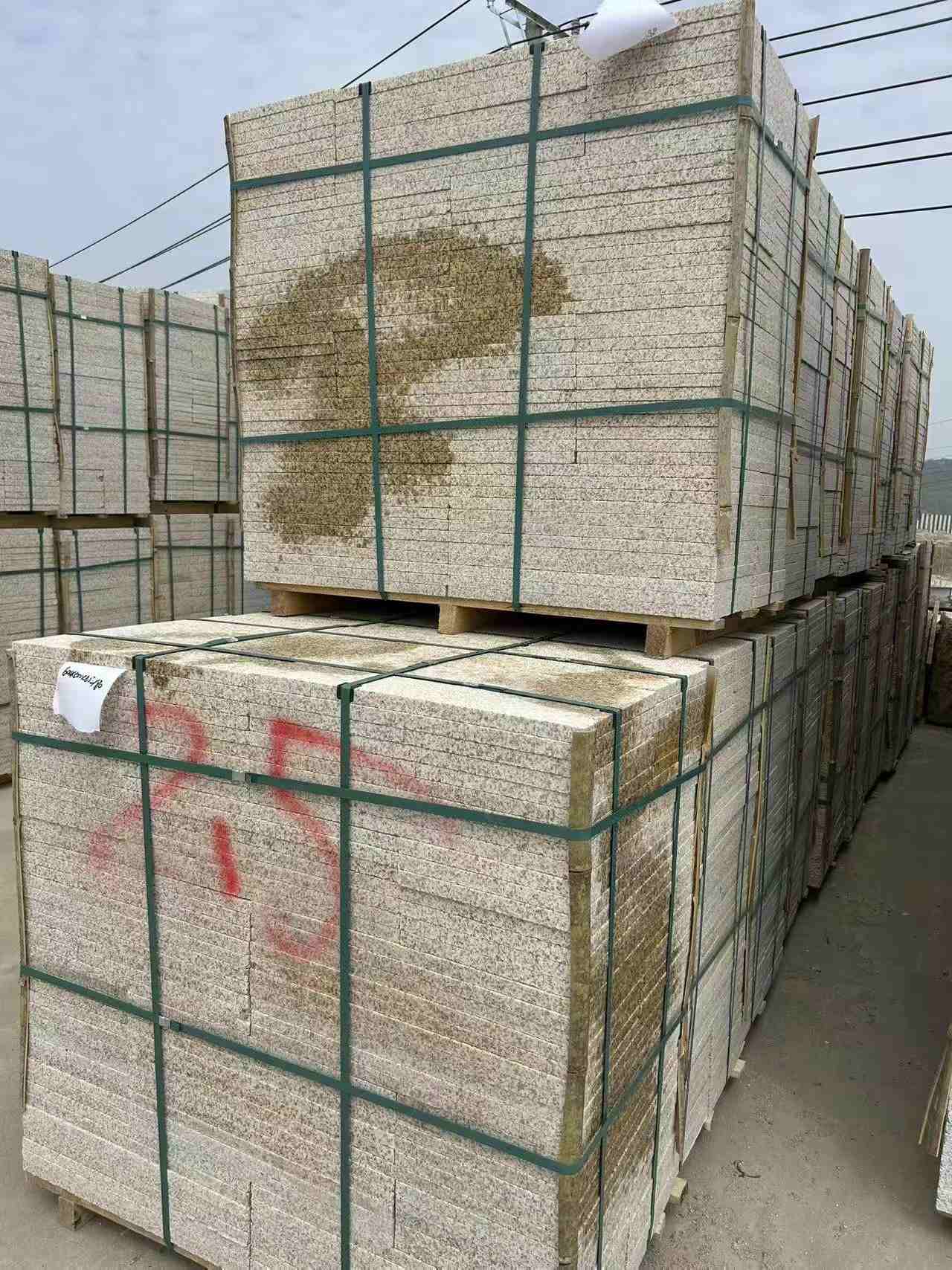 浙江 黄金麻花岗岩石材荔枝面地铺石2.5*300*600