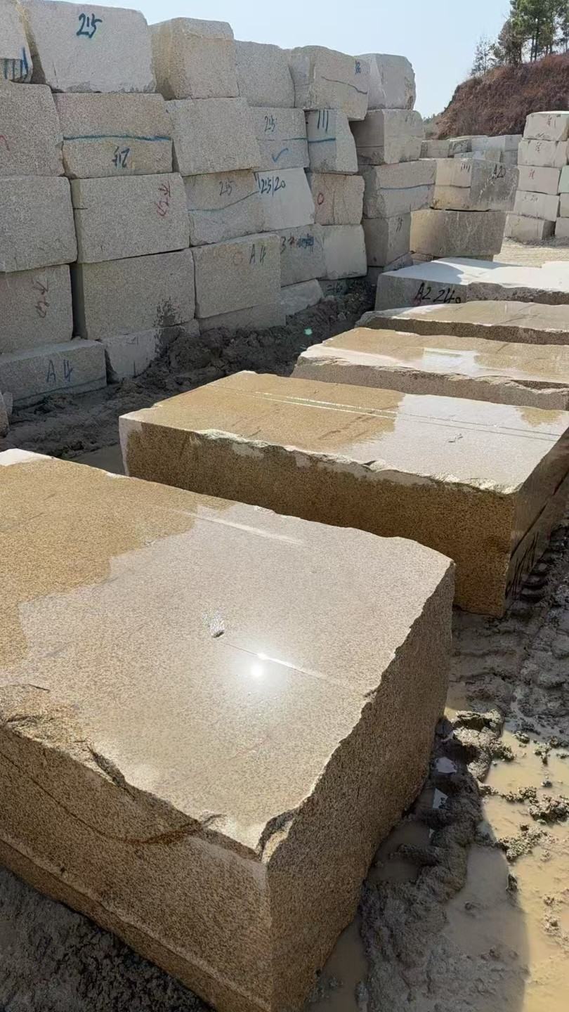 浙江 黄金麻方料堆场洗料分选中，原材料充足