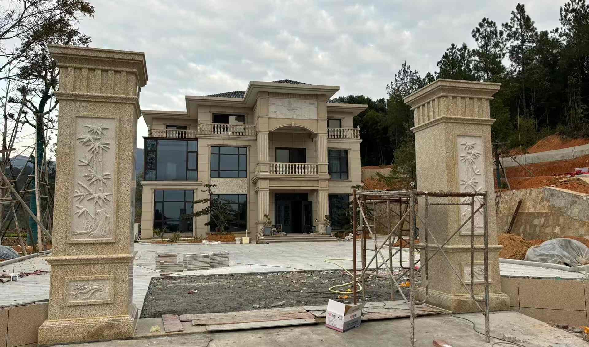 浙江 黄金麻花岗岩别墅雕花外墙干挂配上门口雕花罗马柱