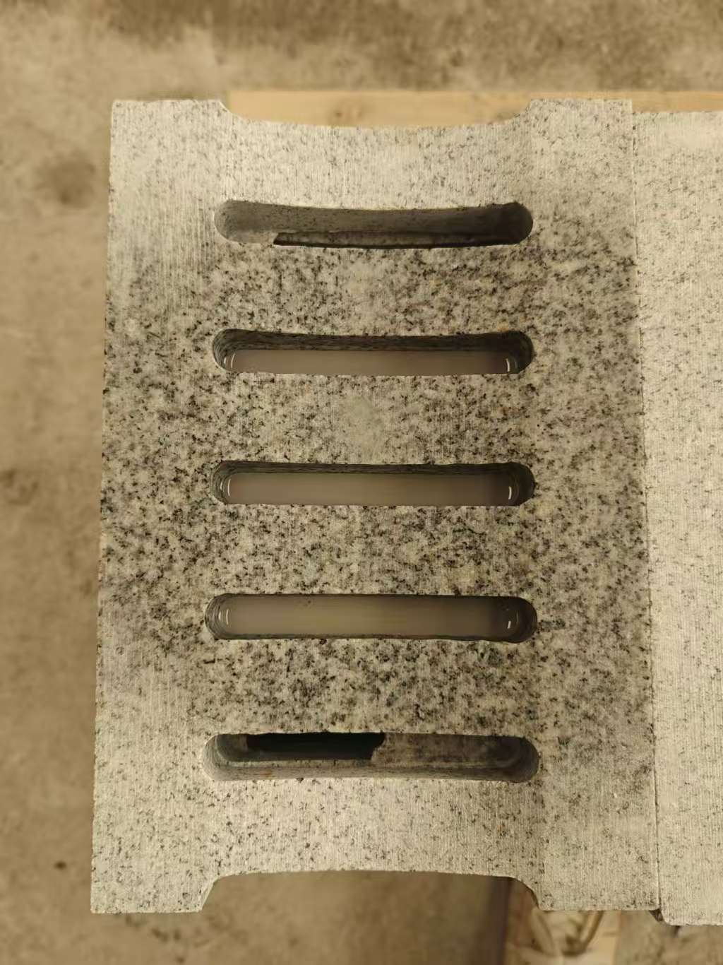 浙江 芝麻白拉丝面花岗岩U型开槽排水槽