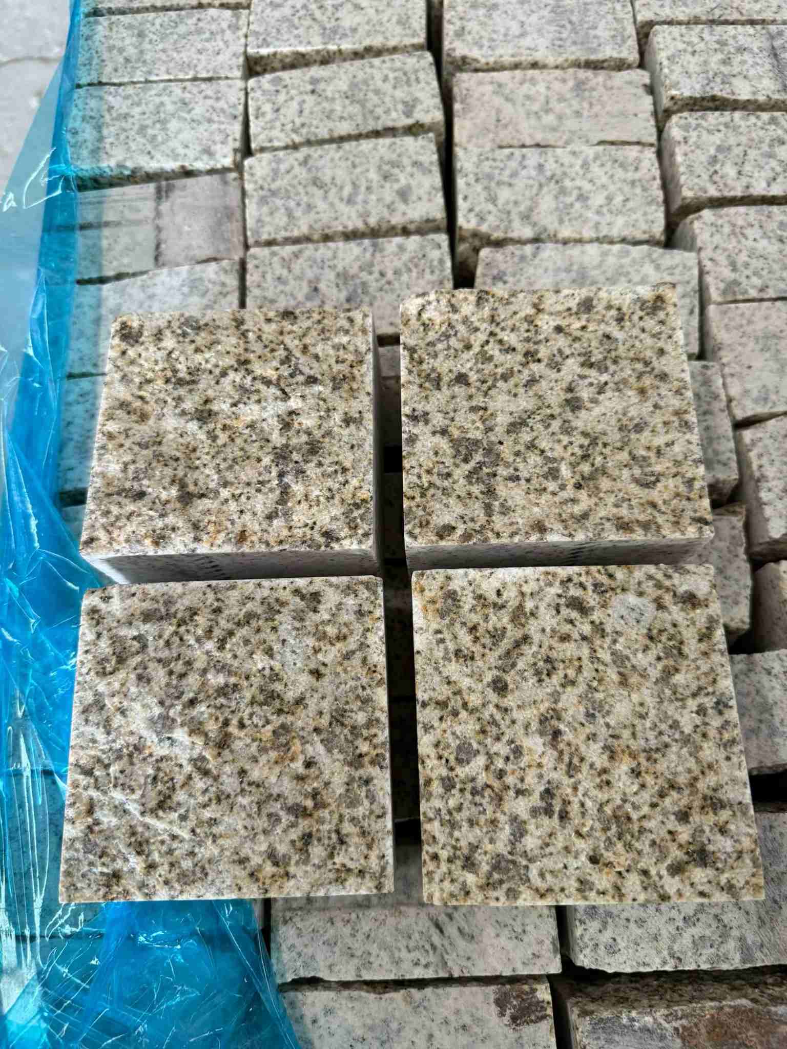 浙江 黄金麻花岗岩自然面小方块，弹石，马蹄石等