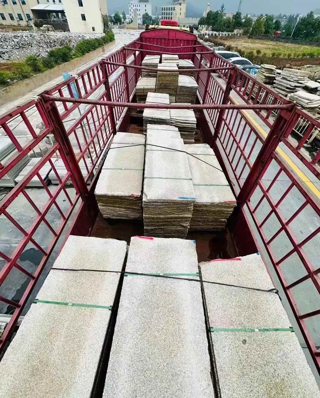 浙江 黄金麻花岗岩荔枝面，光面毛板装车完成