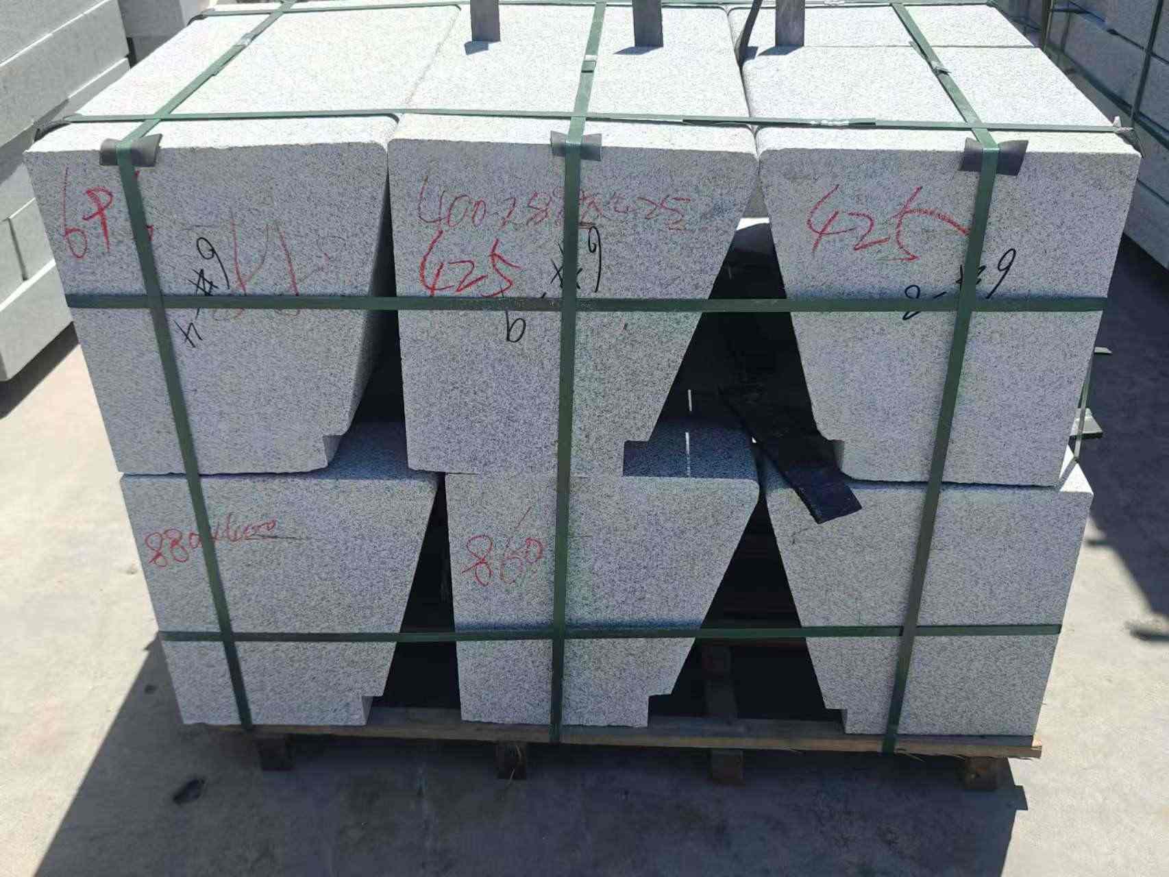 浙江 芝麻白异形坐凳，石凳