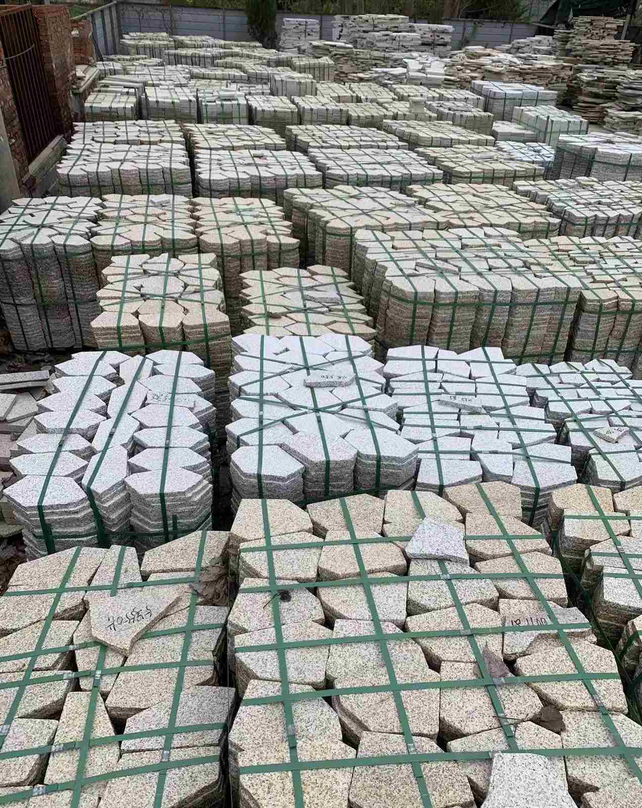 浙江 黄金麻白麻花岗岩荔枝面地铺石(冰裂纹)