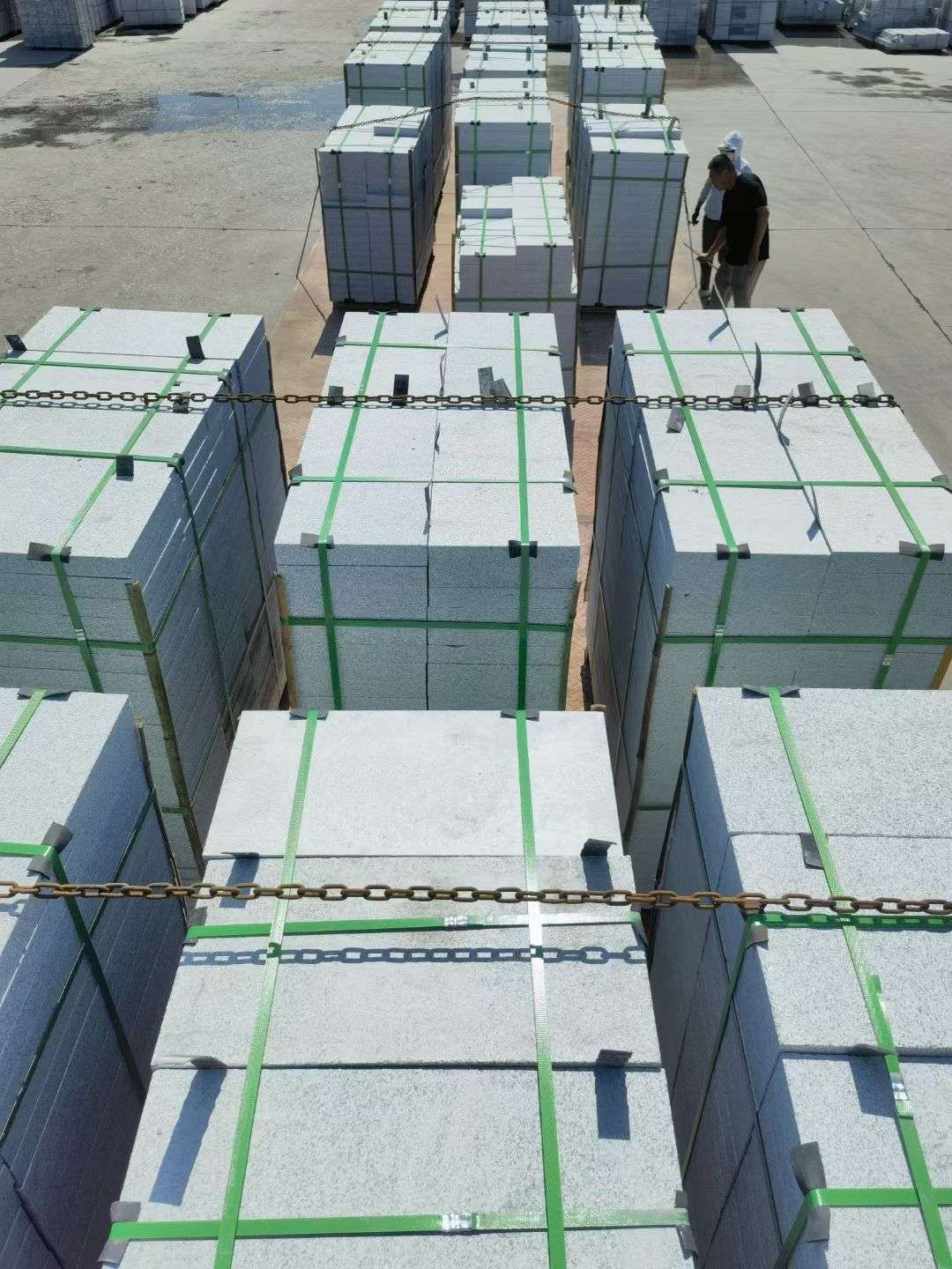 浙江 芝麻白花岗岩5公分地铺石 花岗岩厂家工厂装车日常